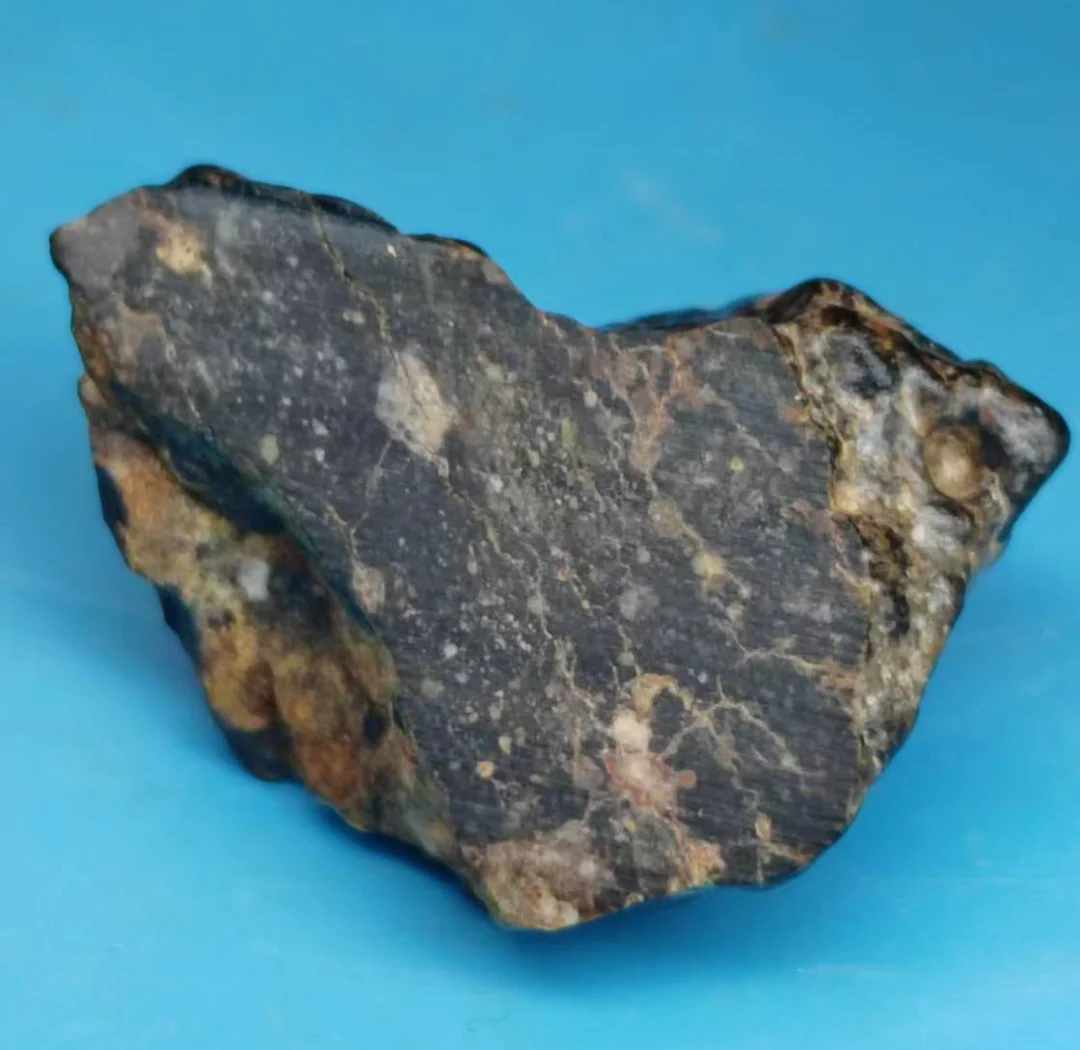 这里是月球上空，满是陨石坑的月球，陨石去哪里了？...