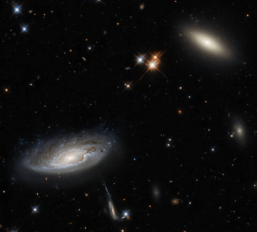 为什么哈勃望远镜能看到亿光年外，却还找不到外星人？