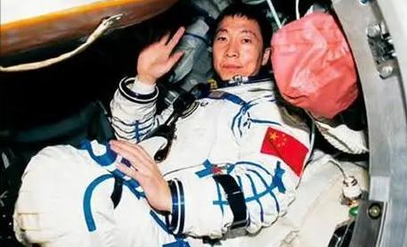 为什么杨利伟上天要带枪？你知道真正原因吗？