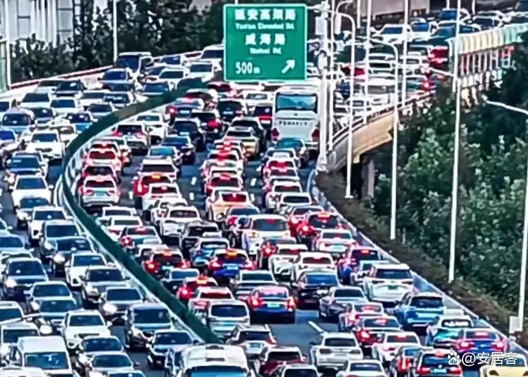 热门景点人山人海 珠峰攀登有多难