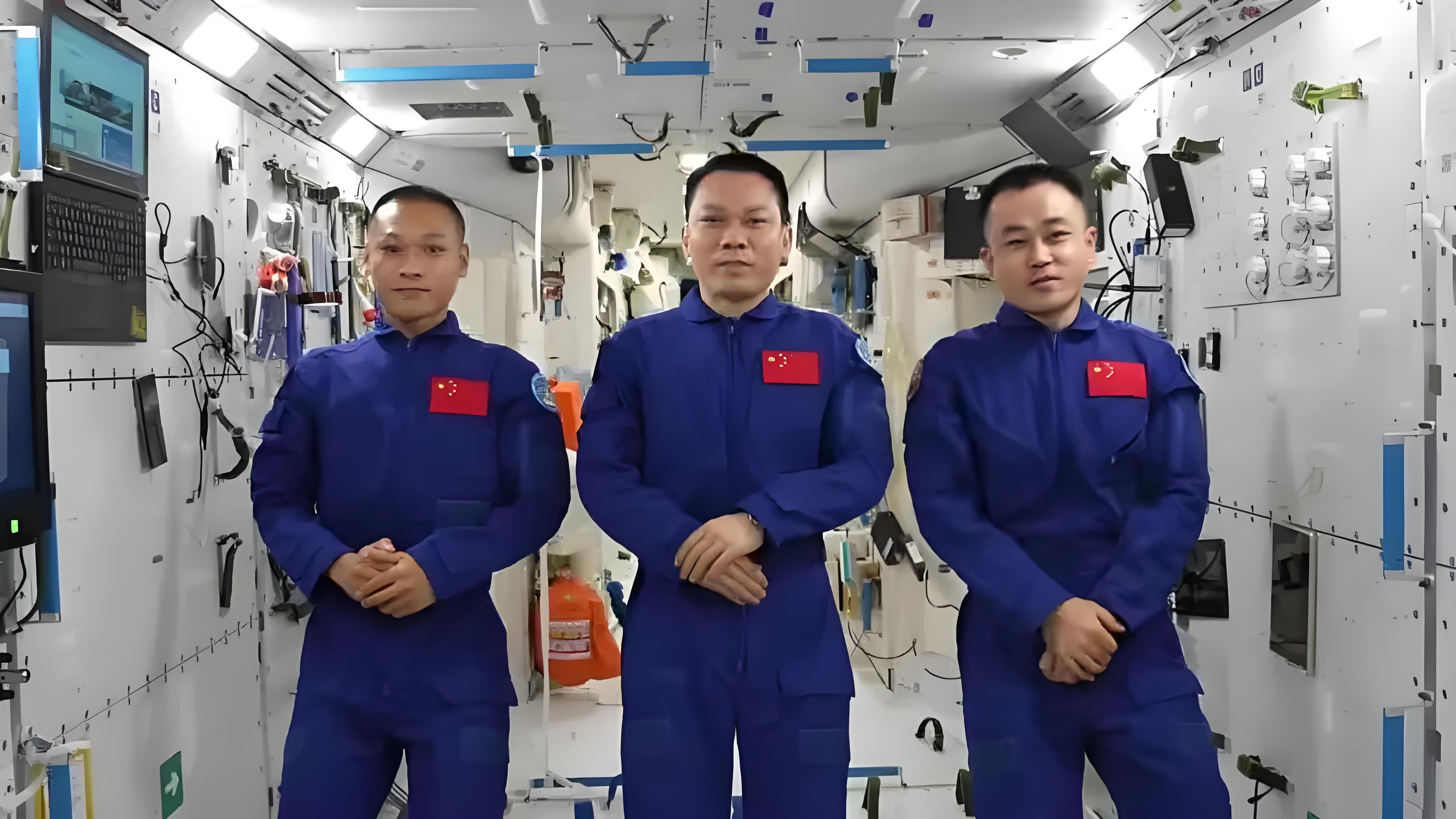 未来新建空间站俄宇航员或配备武器,外太空配备手枪的...