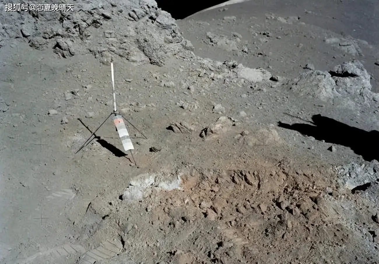 月亮表面覆盖着月壤，微小颗粒为何会反光？...