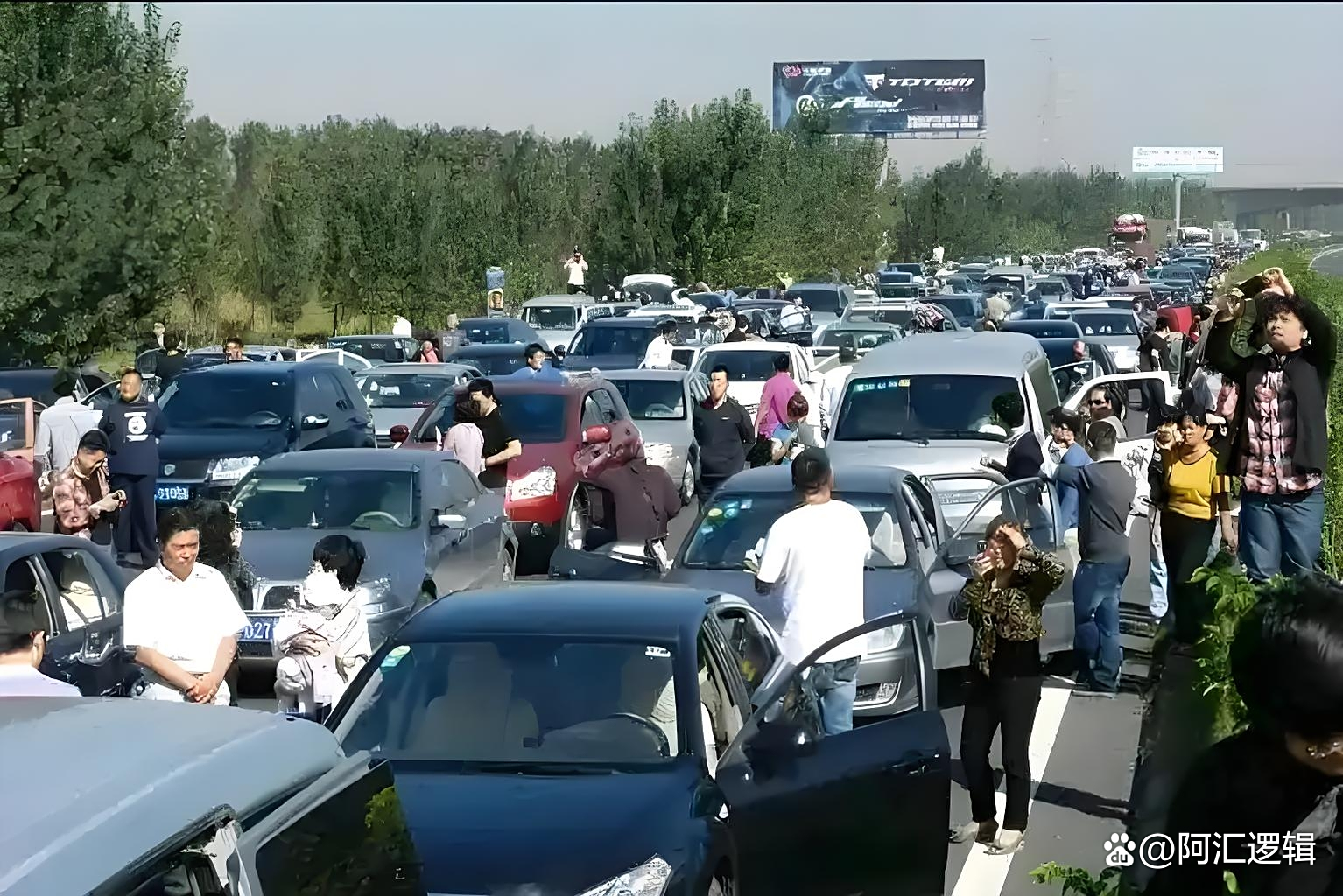 珠峰“人山人海 ”， 山道拥堵为什么会暴露死亡危险...