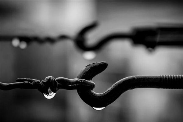 黑色不明“大铁钩”,在月球表面被发现,难道非人类遗...