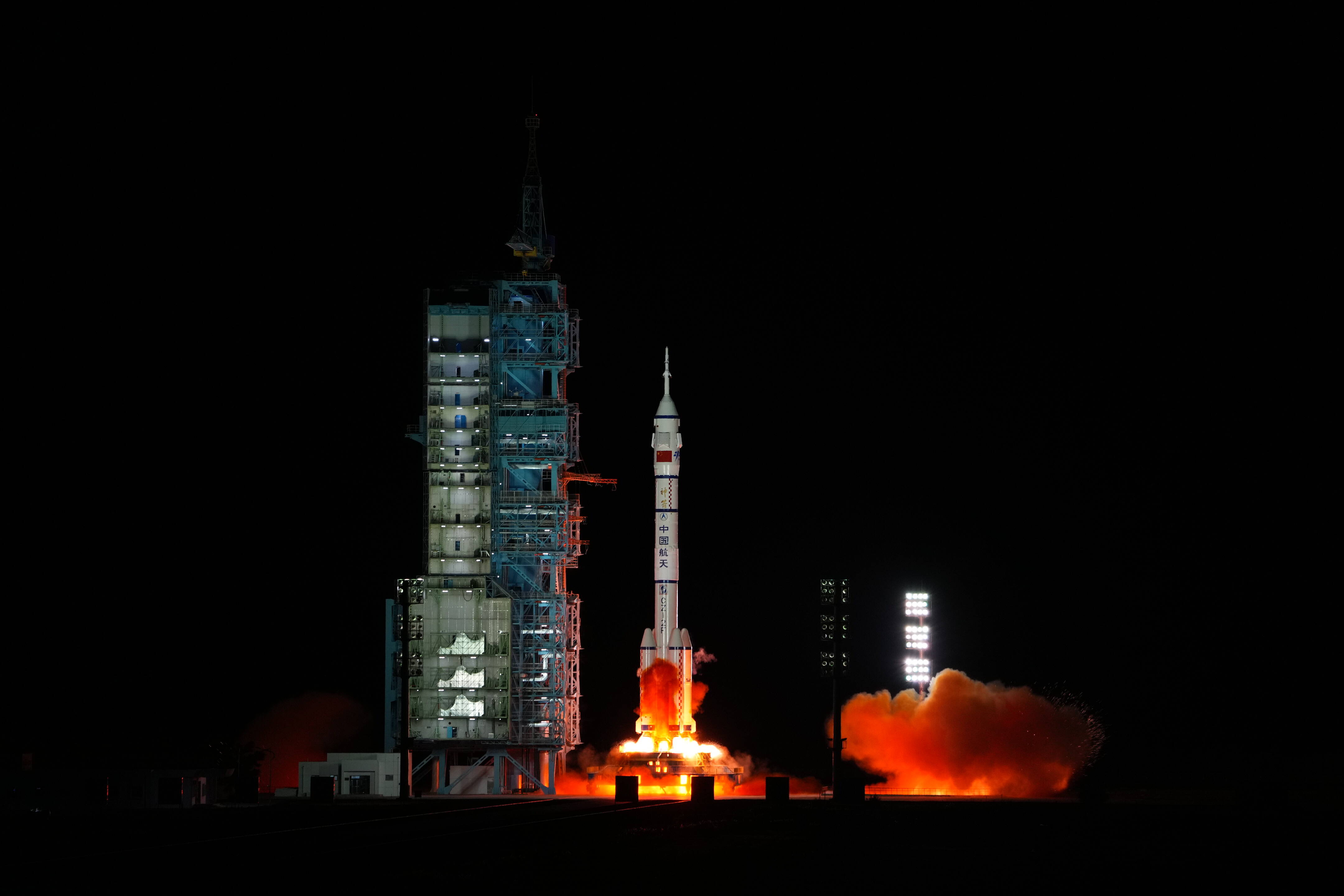 神舟十三号发射！宁牺牲也要展示国旗，航天员翟志刚二...