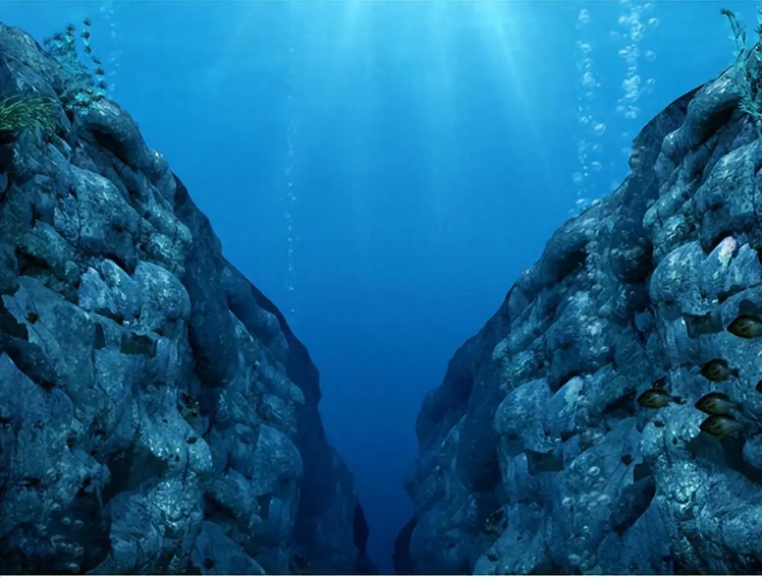 马里亚纳海沟1万米深处的水到底是什么状态？温度有多低？