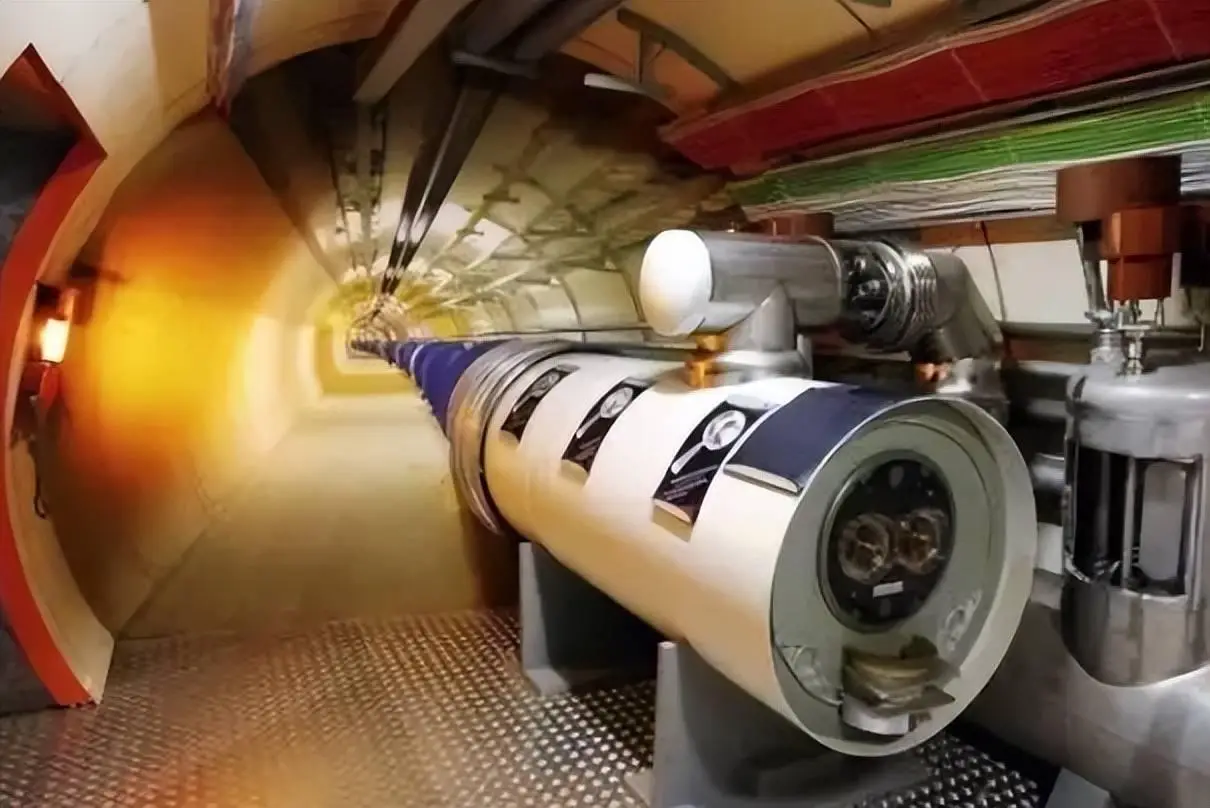 把头伸进粒子加速器会被光速粒子爆头吗？真相到底是什么？