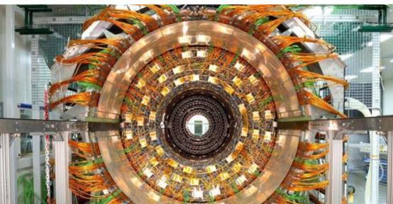 如果把头伸进粒子加速器里会发生什么?能看见高能粒子...