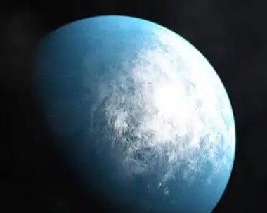 如果从地球表面向太空延伸一条管道，太空的真空会抽走...