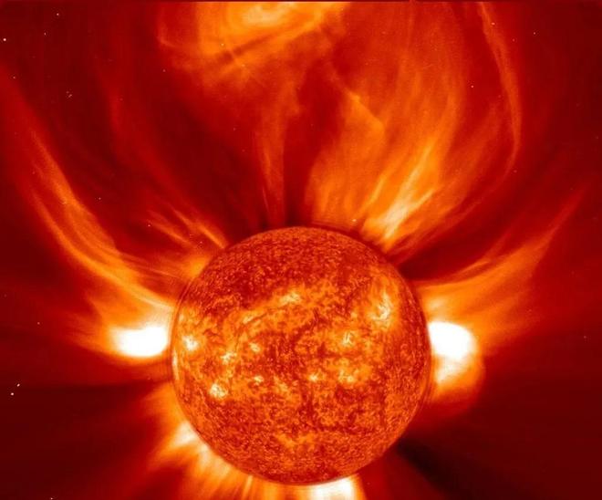 太阳是黑体，如果向太阳发射一束光，会发生什么？...