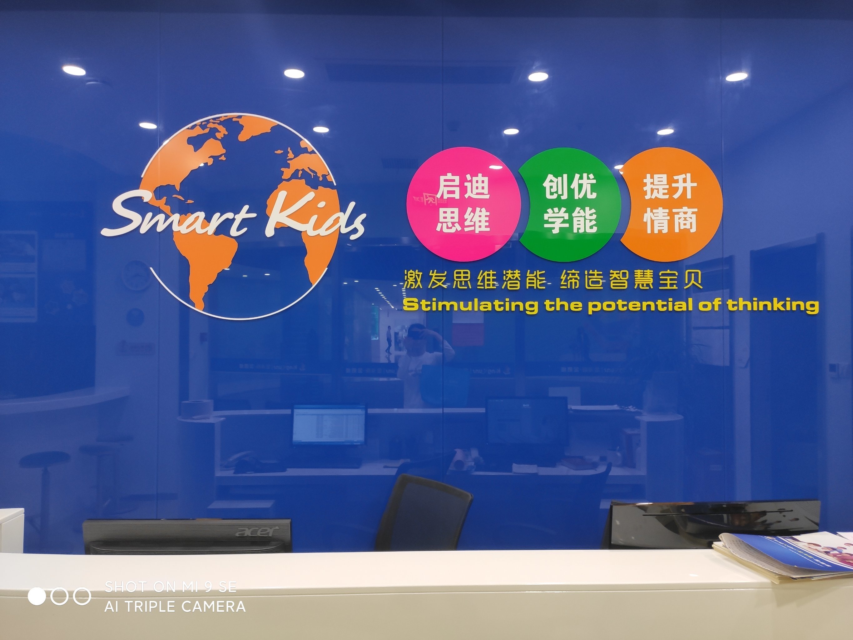 厦门海域出现“金海豚”，两只中华白海豚伴其左右，是...