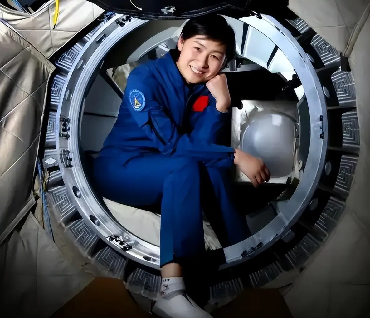 太空中可以看到满天星辰吗？中国空间站首次出舱航天员...