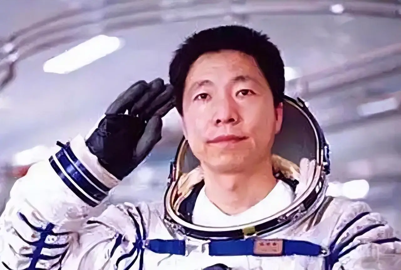 杨利伟进入太空携带手枪？在外太空枪有何作用？...