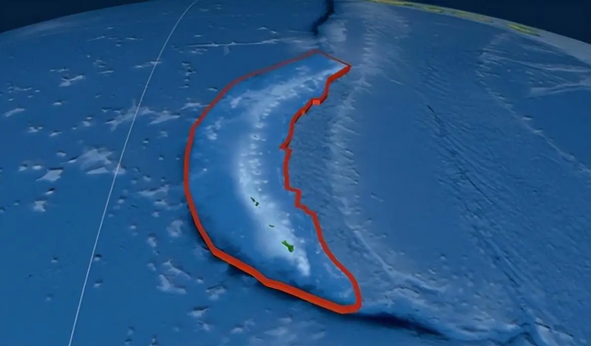1万米深的马里亚纳海沟,1100个大气压,下面水还...