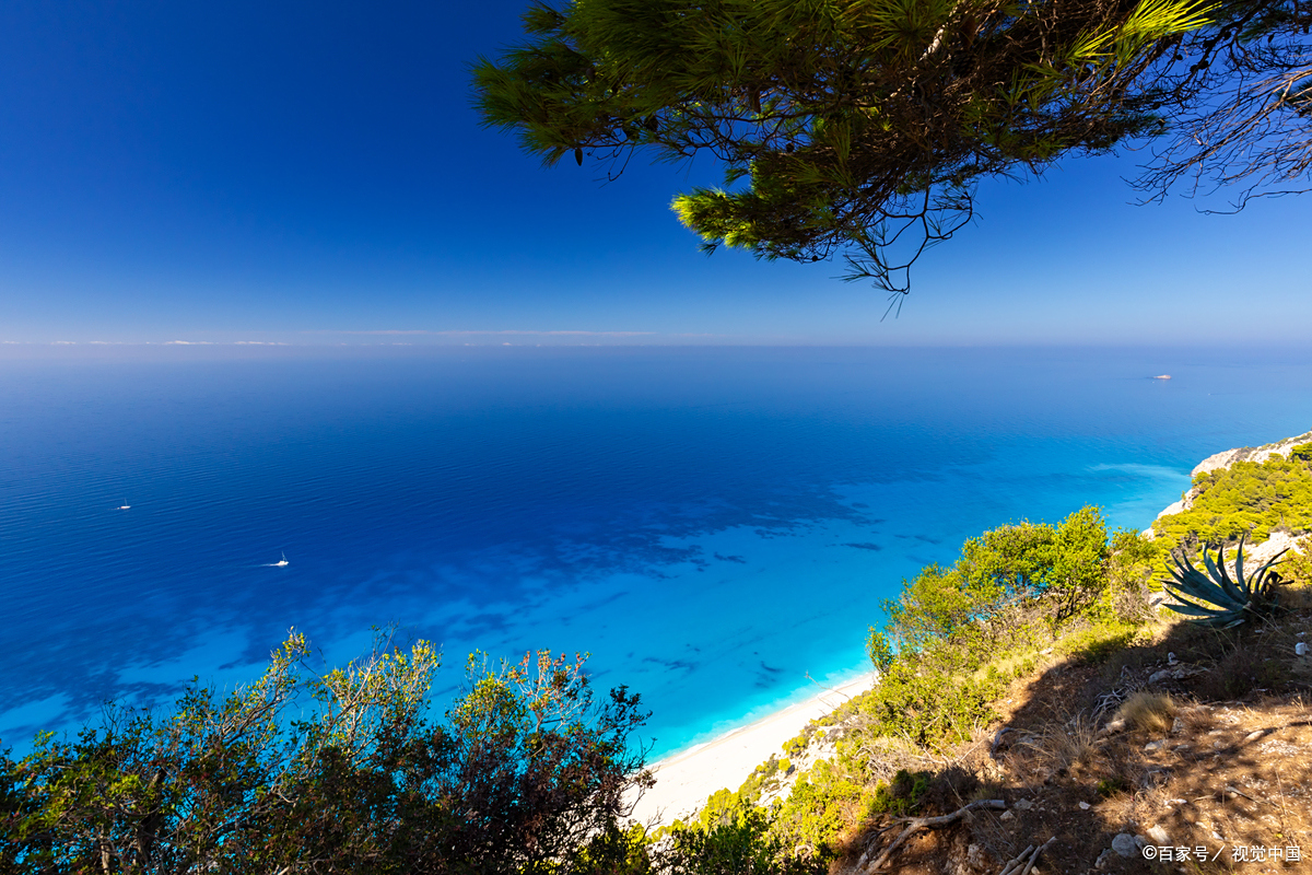 水是透明的，那为什么海洋是深蓝色的？...