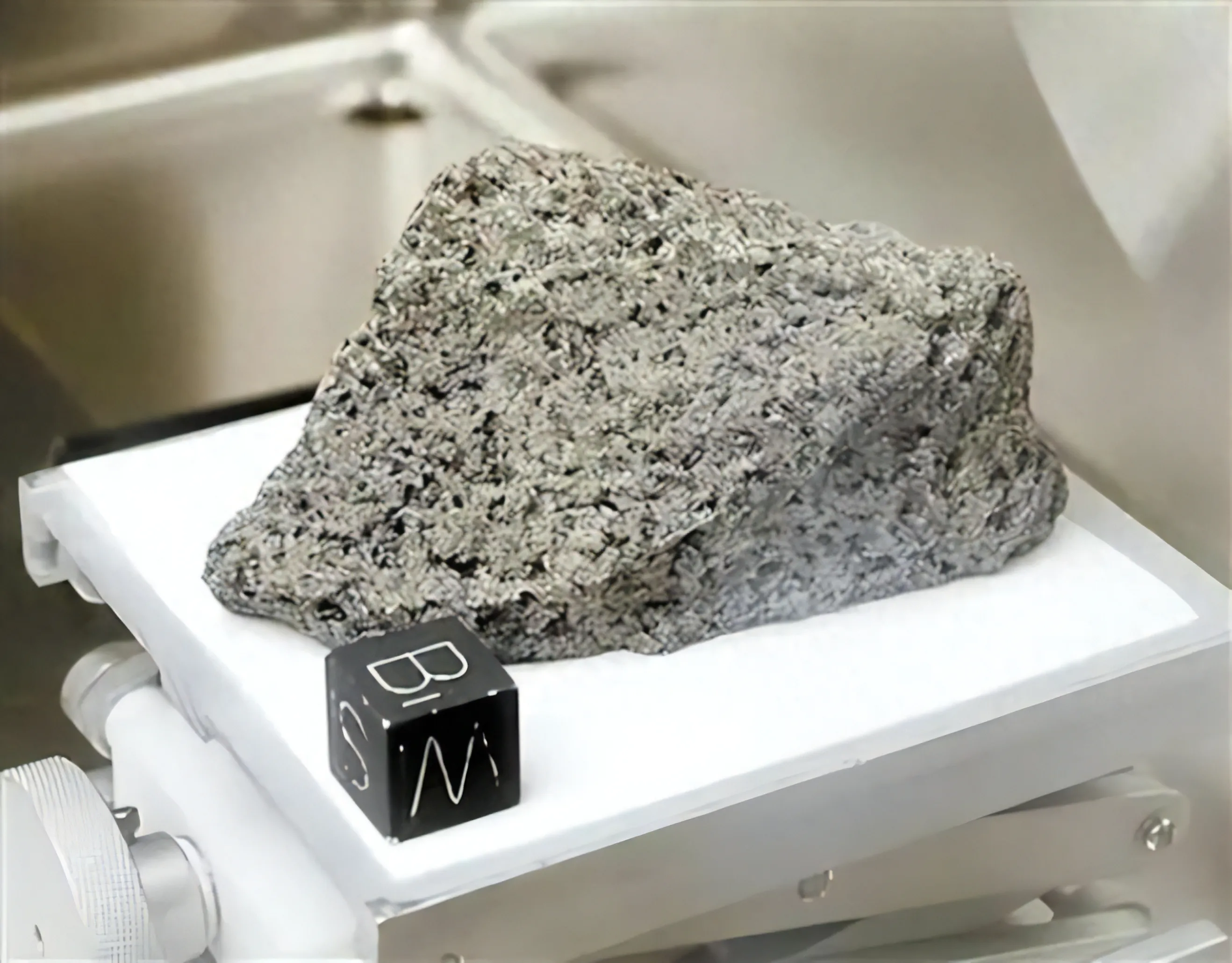 月球土壤成分揭秘 月亮反光原理解析