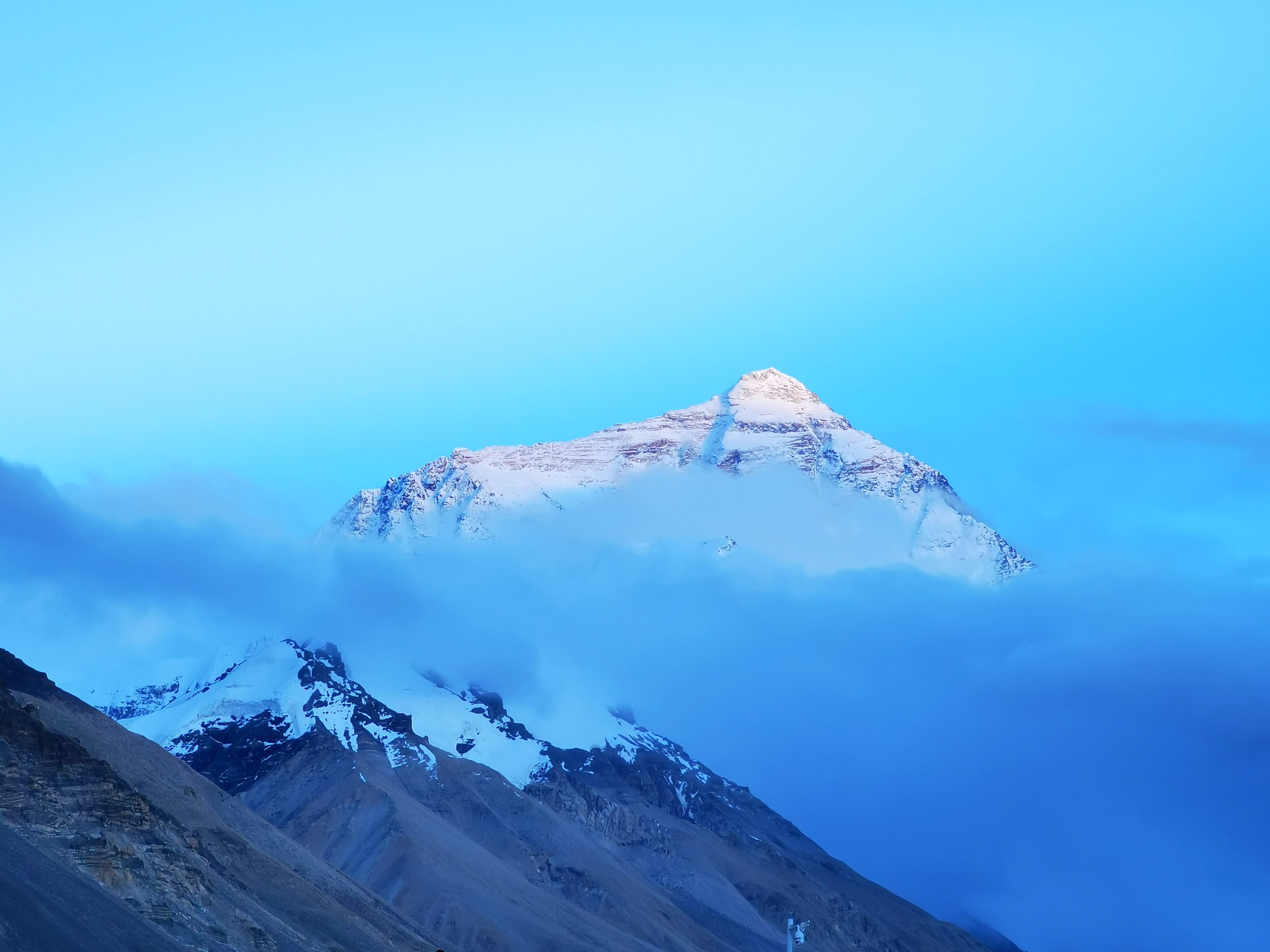 站在山上有山体质量,在海底离地心近,哪一个引力更大...