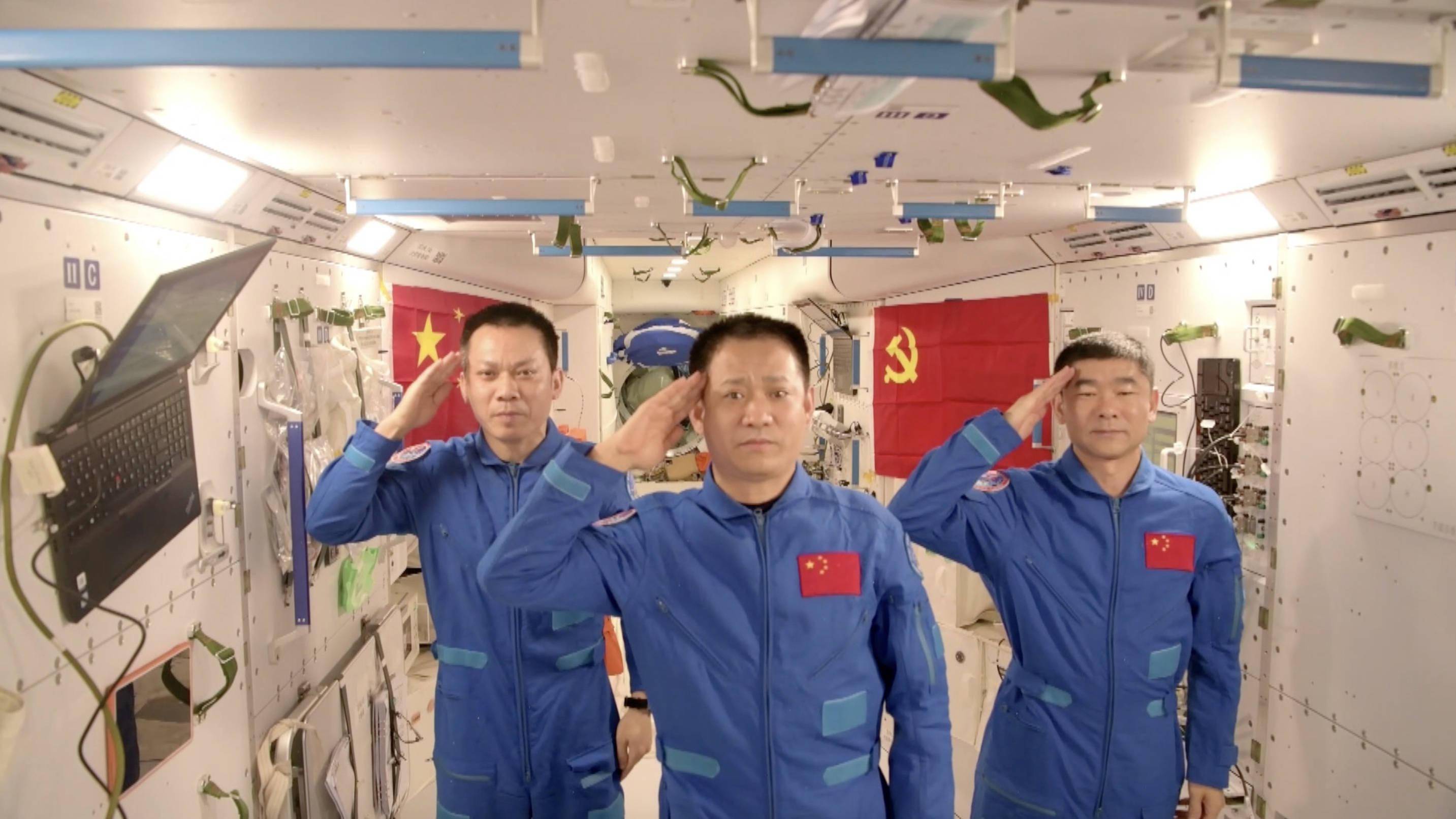 三名航天员将返程！出舱后被抬着，3个月太空生活身体...