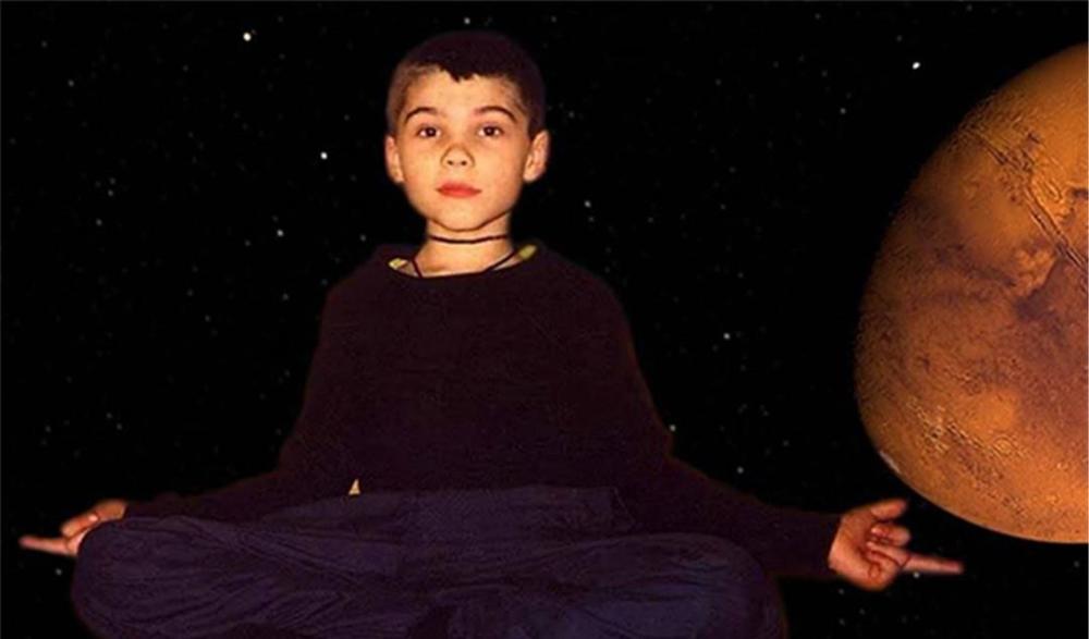 火星男孩说从2000年之后，时间加速到一天只有一秒...