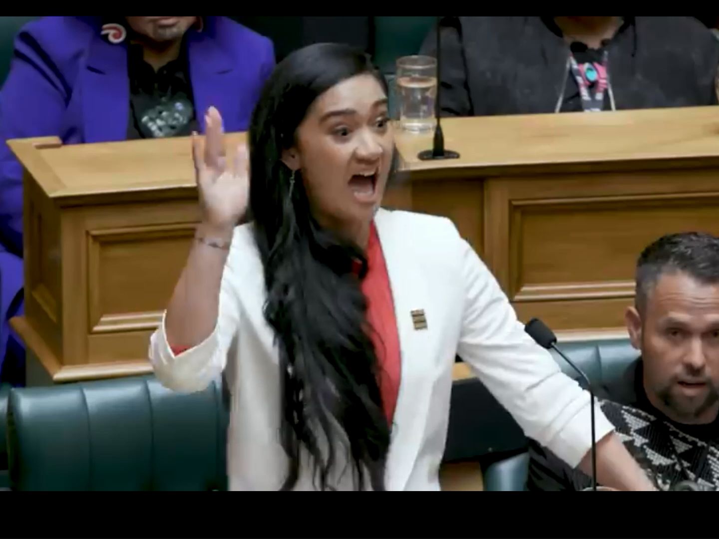 带着孩子去上班？这个日本女议员失望了...