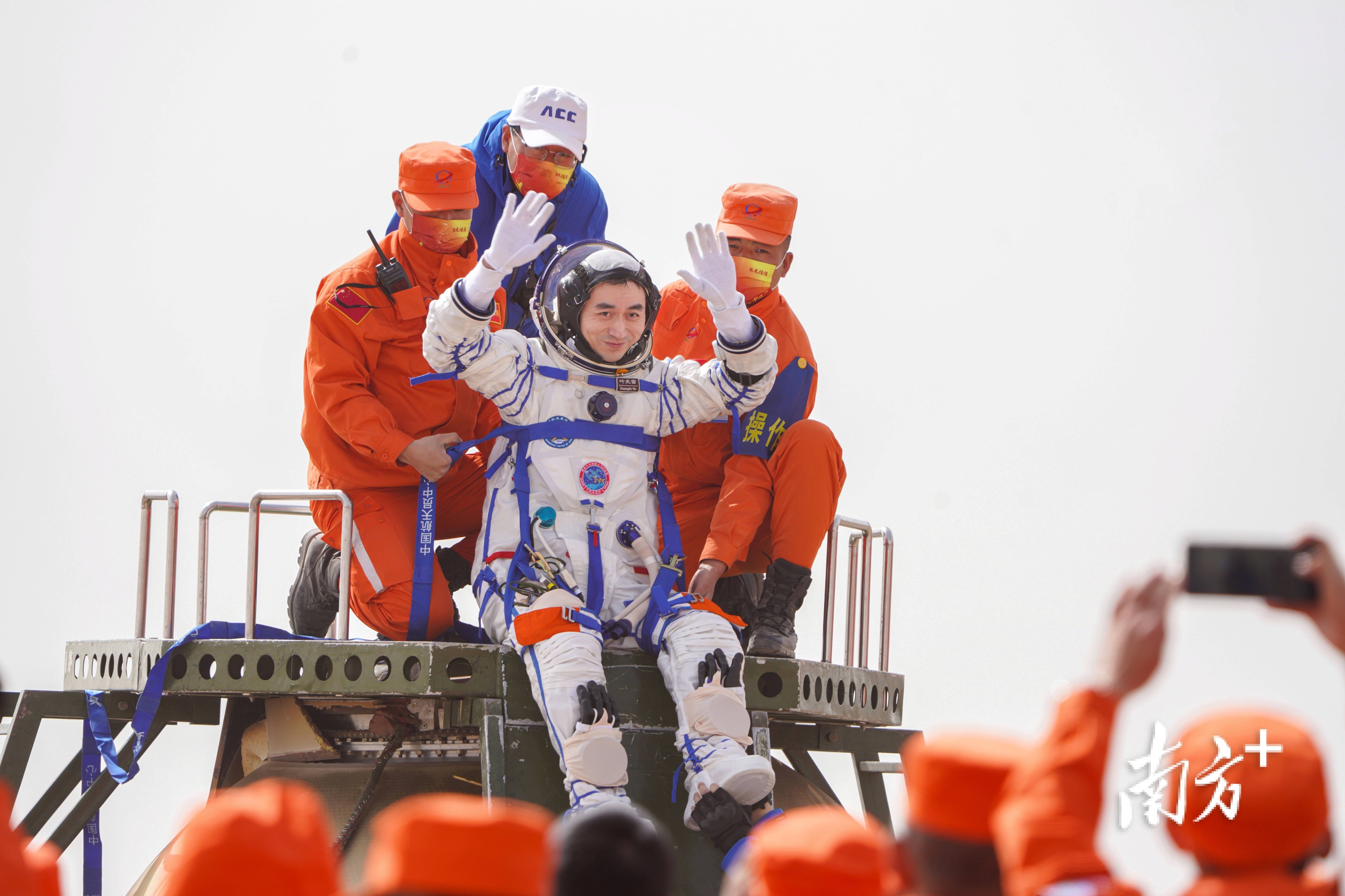 神十三迎来太空行走，翟志刚率先出舱，王亚平紧随其后...