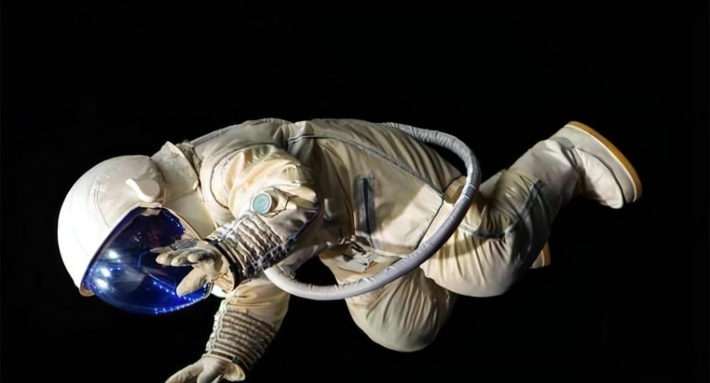 宇航员漂浮在太空,死亡后身体会腐烂吗?...