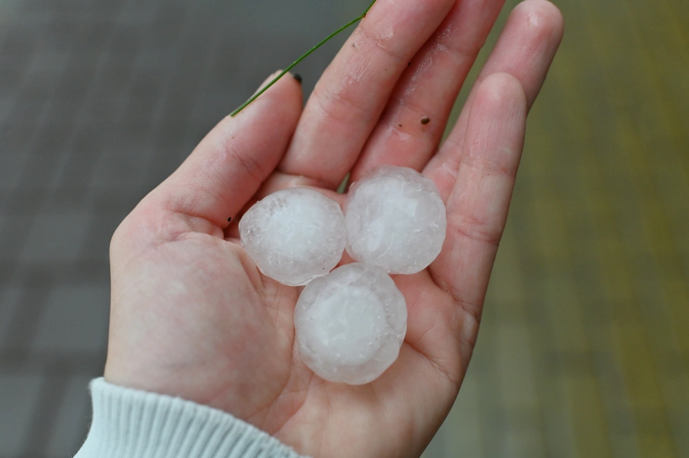 和太阳一样大的冰球，如果撞击太阳会导致什么样的后果...