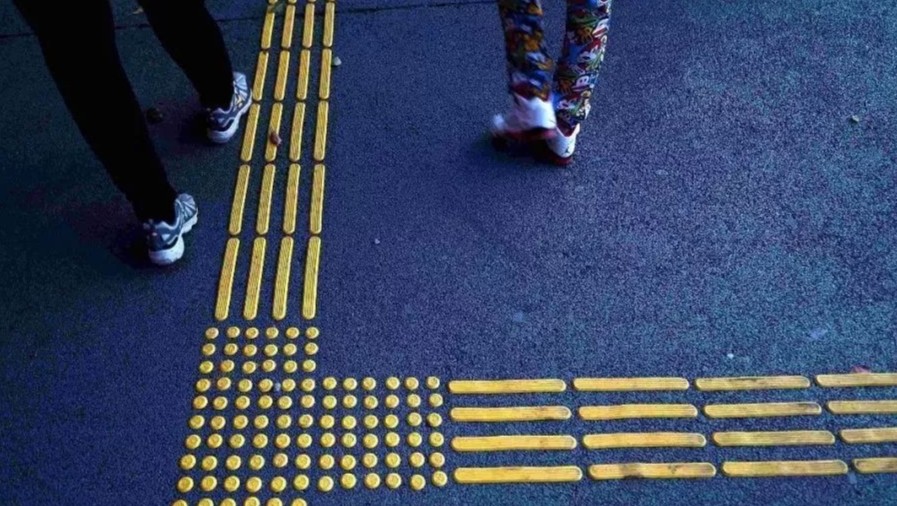 盲人也会做乱七八糟的梦，还有图像，这和平时世界的自...