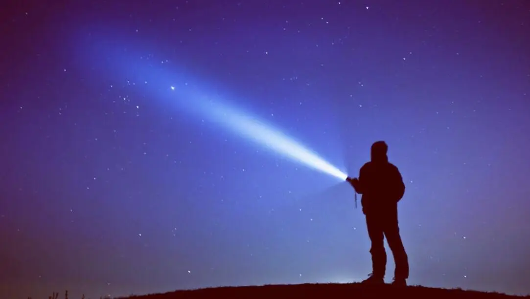手电筒朝天空照射一秒 光能飞到宇宙边缘吗