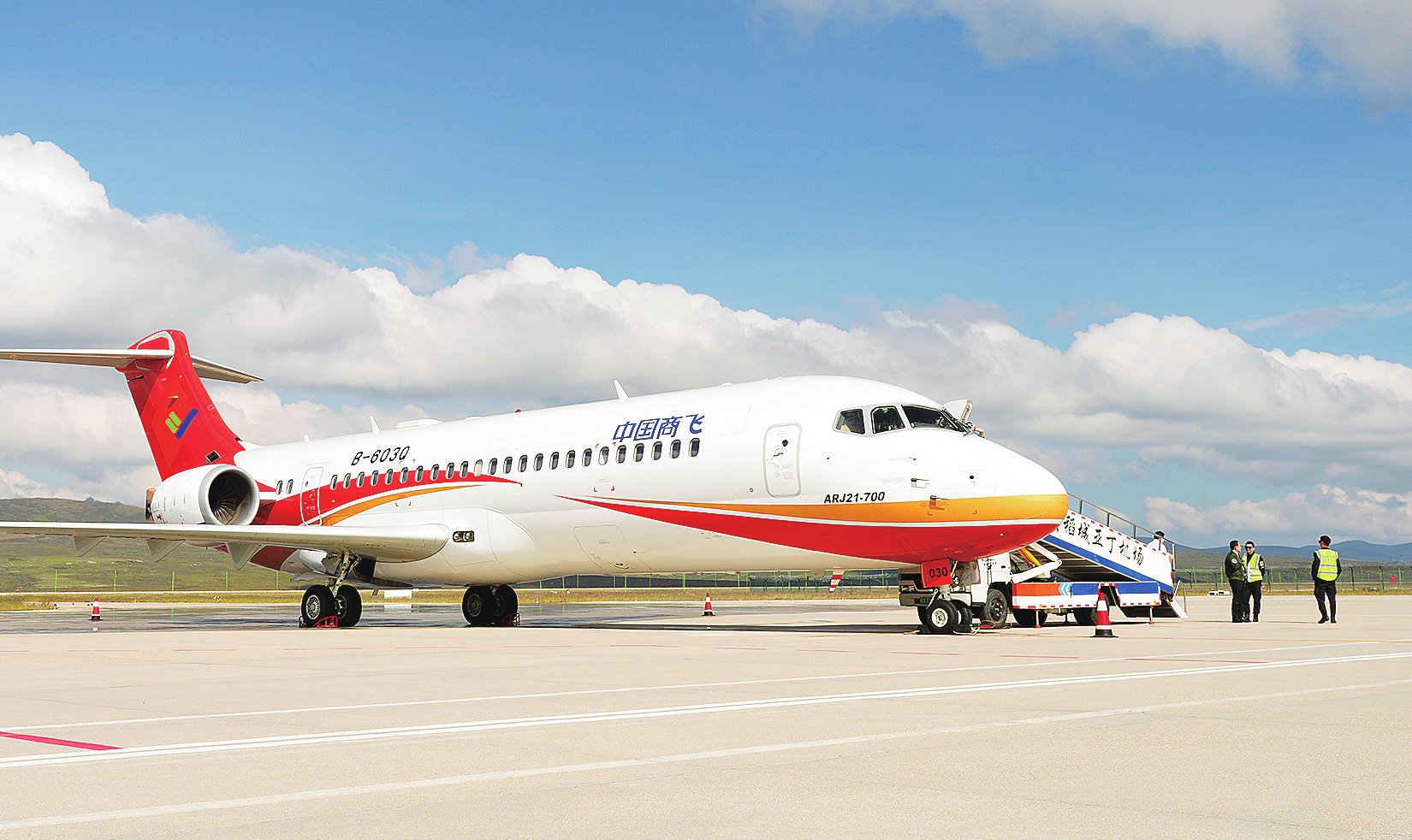 飞机飞行高度到底是多少？为何民航飞机不飞得更高更好吗？